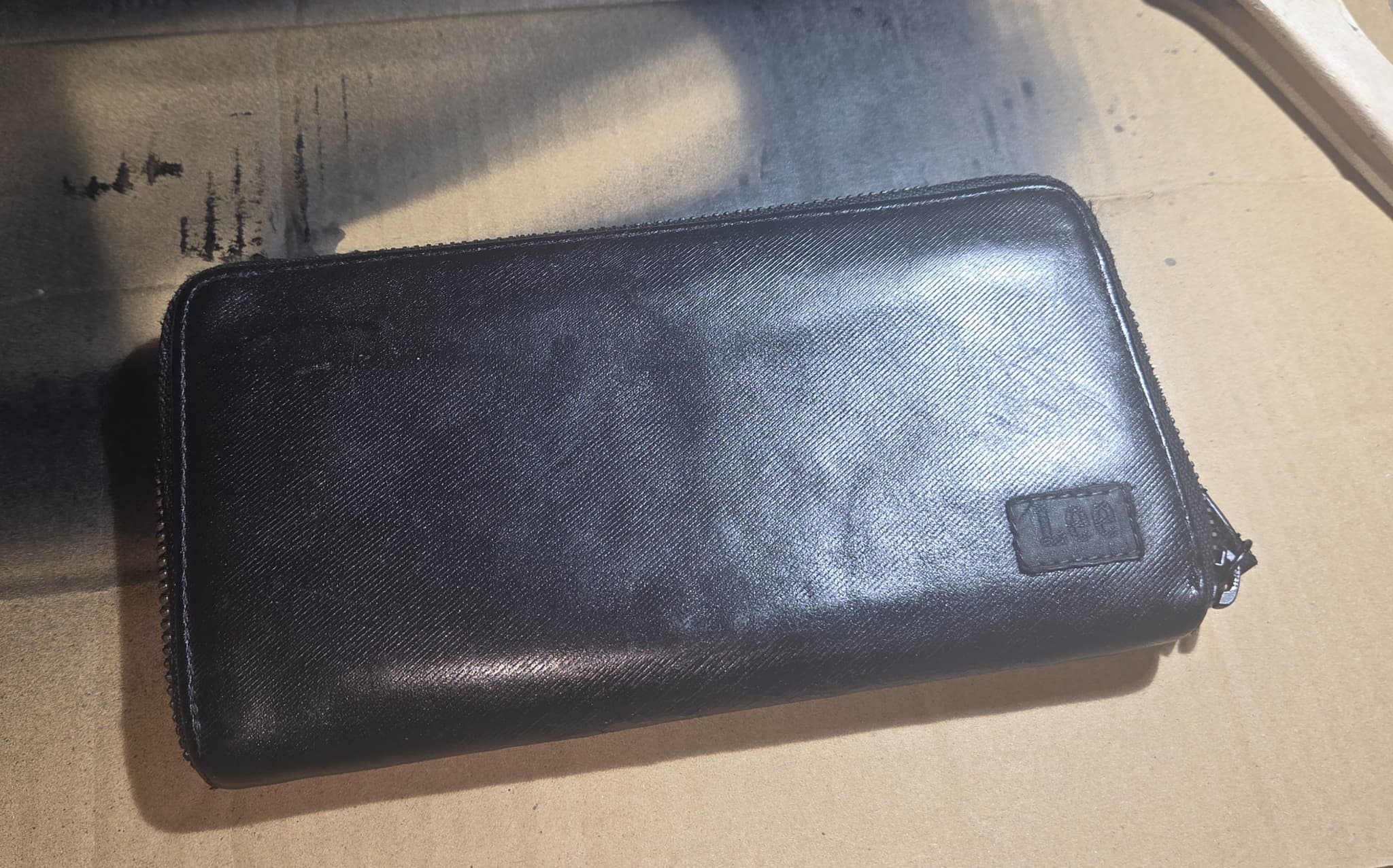 塗装直後の財布。真っ黒だが表面に光沢のムラがありギラついて見える。