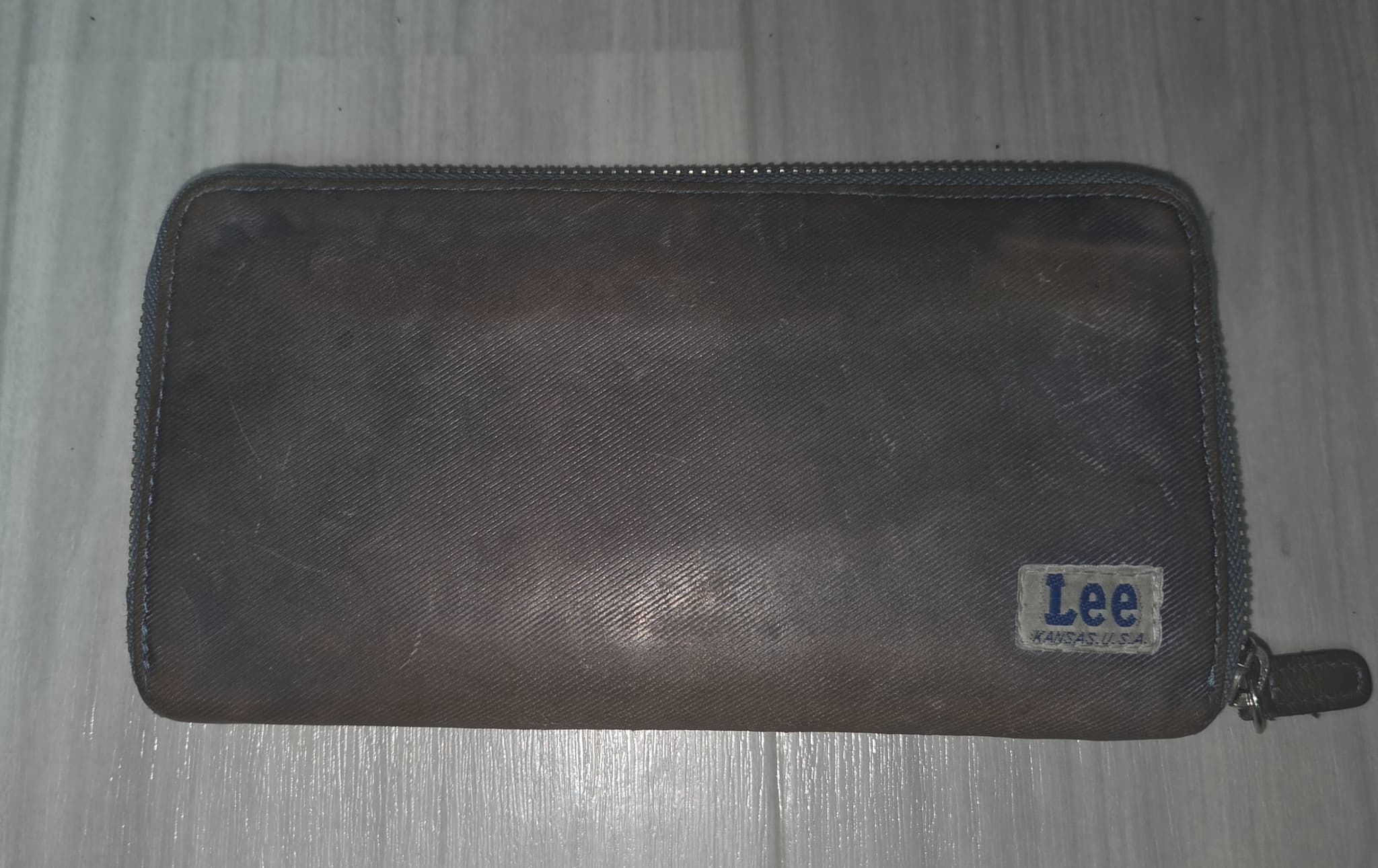 7年使ったLeeの長財布。表面の革が色あせて灰色がかっている。