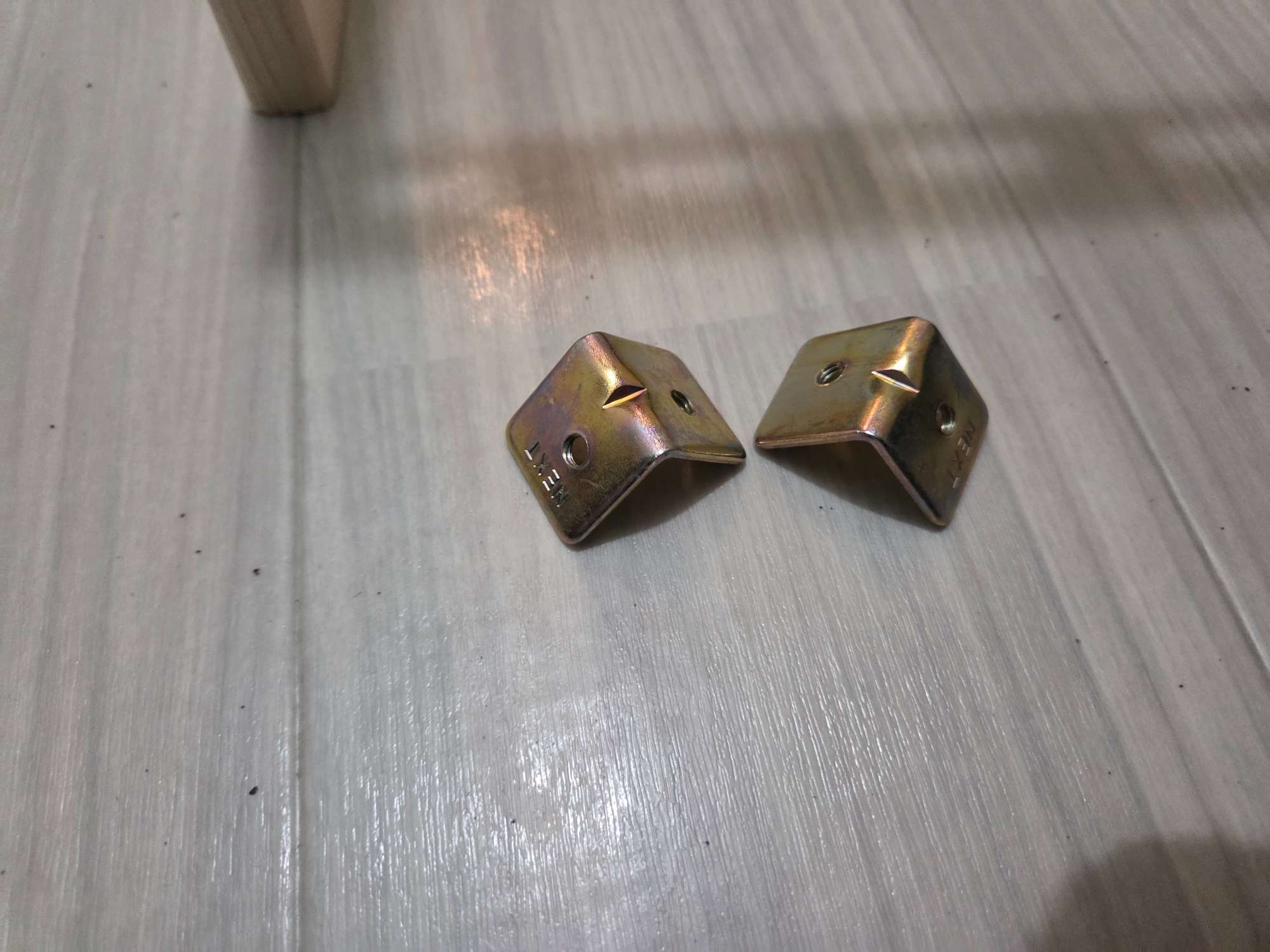 L字金具2個。板とアングルを連結するために使う。