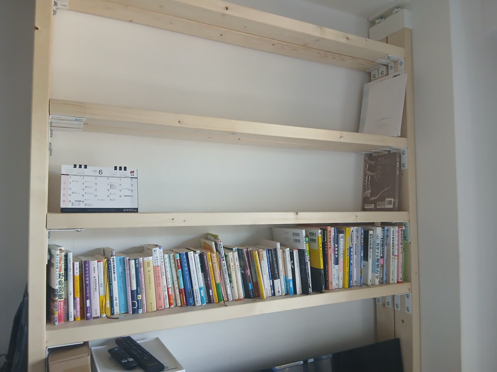 テレビ上に自作した2×4の本棚