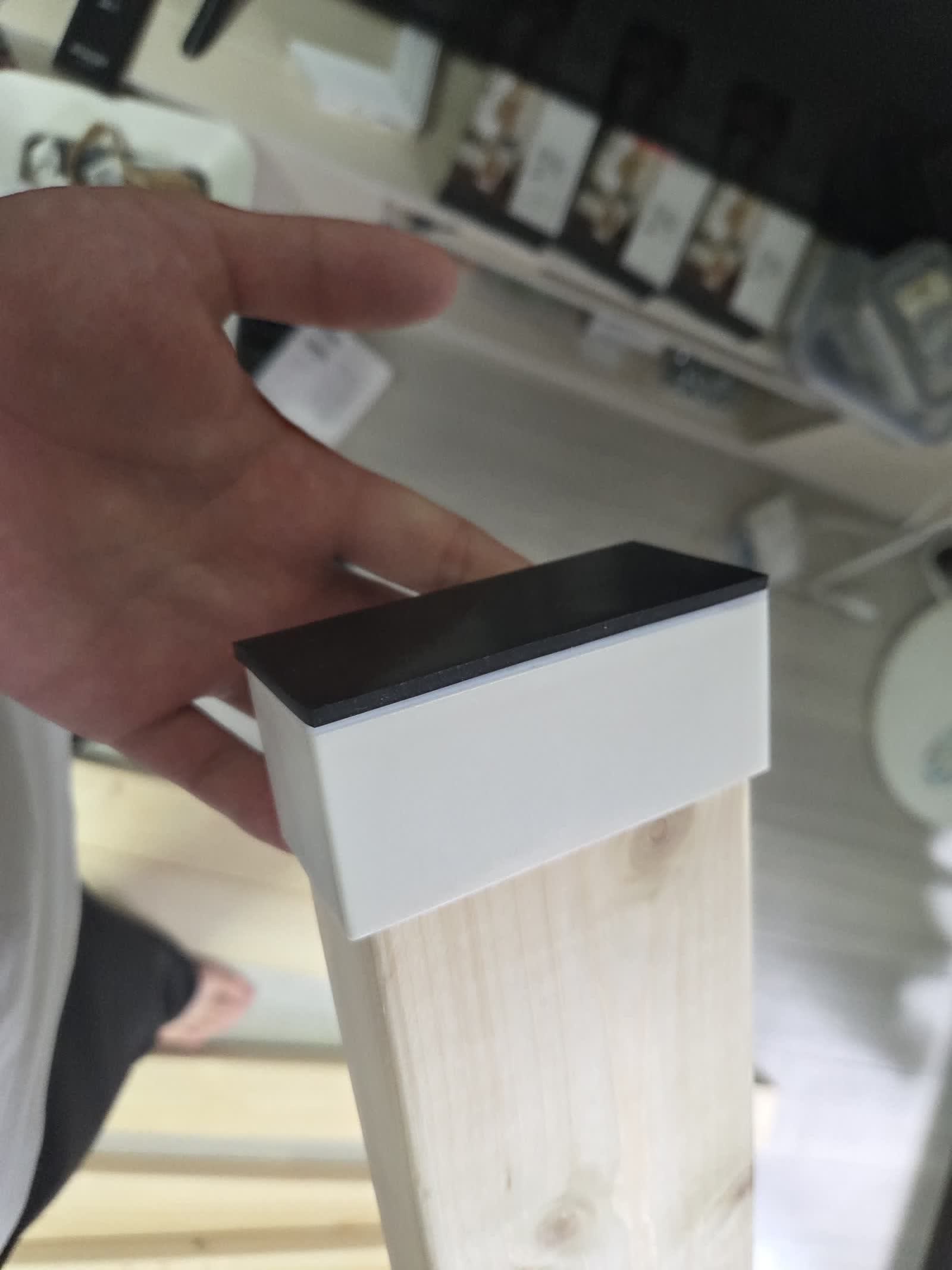 2×4材の先端にラブリコのキャップを取り付けている。