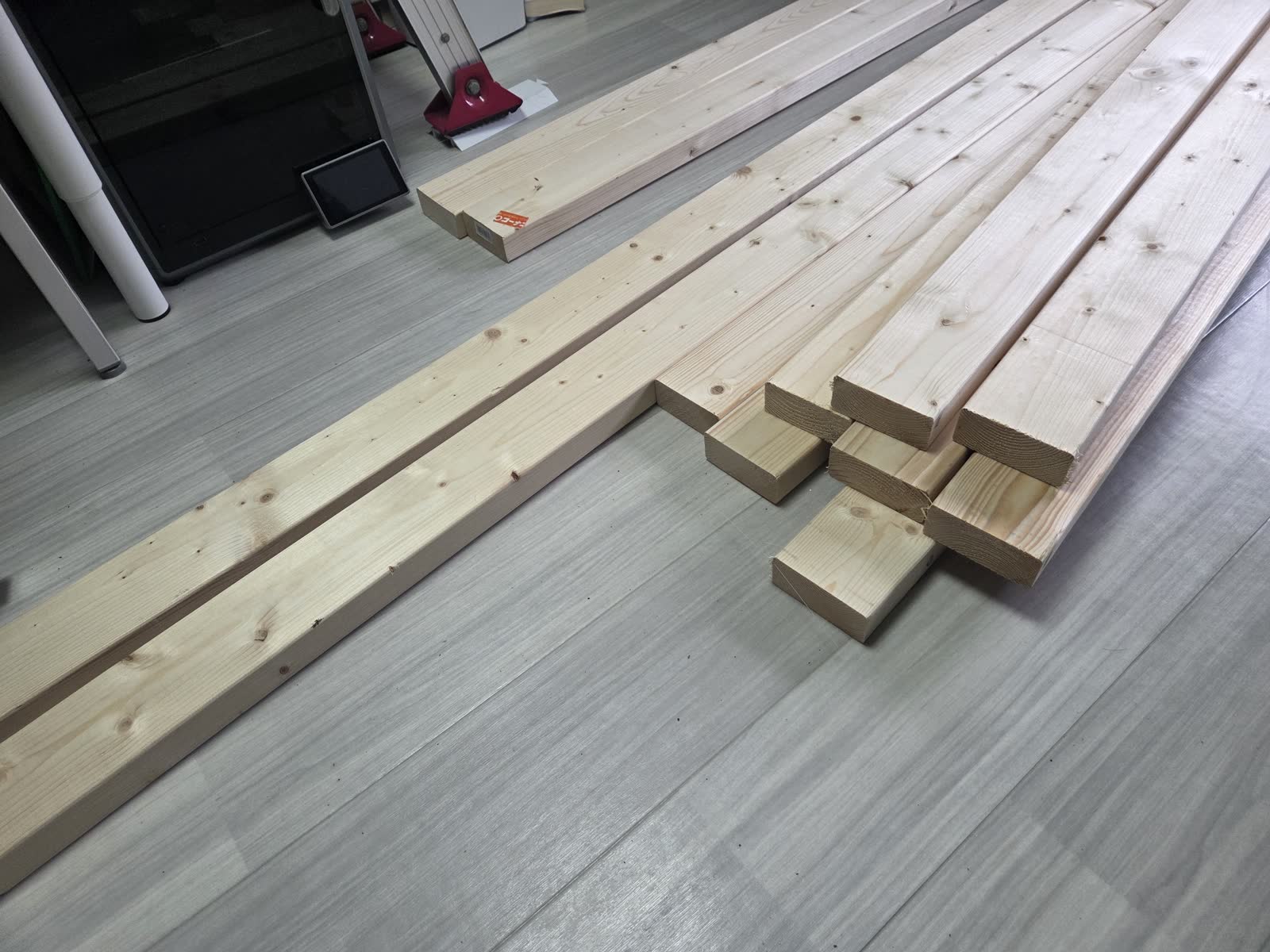 カット済みの2×4材が部屋の床に並べられている。