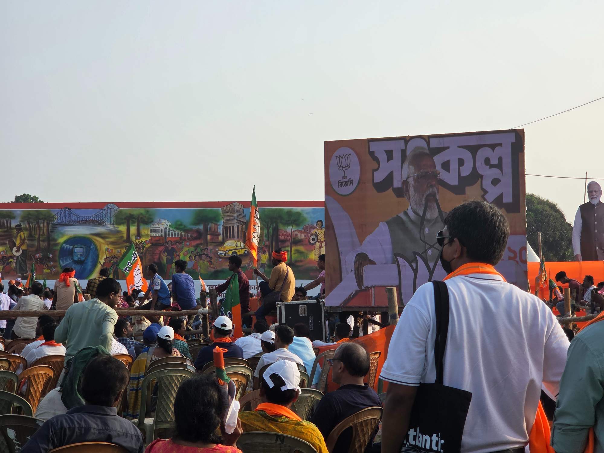 BJPの大型看板とモディ首相のスクリーン