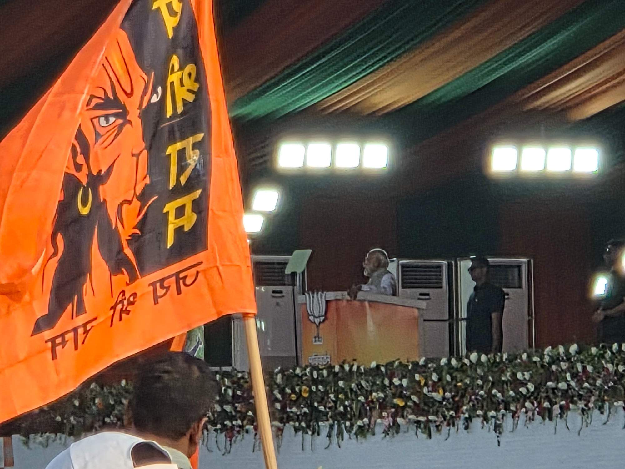 壇上で演説するモディ首相